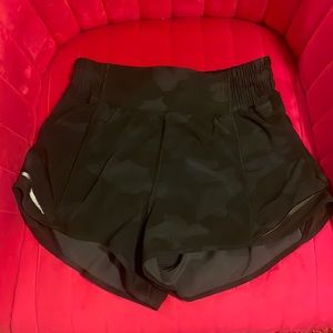 Lululemon hotty hot high rise 2.5 shorts size 4 in Heritage 365 camo deep coal.